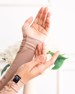 HANDSOCK LEAN in 303 CHAIRO