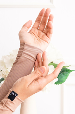 HANDSOCK LEAN in 303 CHAIRO