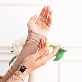 HANDSOCK LEAN in 303 CHAIRO